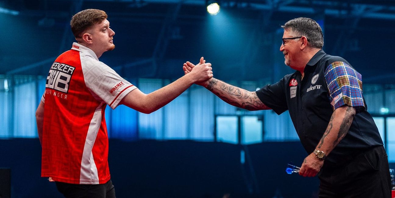 Niko Springers Sternstunde in Sindelfingen: Der 25-Jährige (links) entthront tatsächlich den Altmeister und Titelverteidiger Gary Anderson.